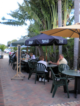 schooners-patio